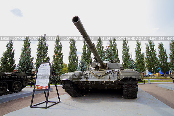Казань, парк Победы. Экспозиция бронетанковой техники, Т-72, основной боевой танк (2012 год). Редакционное фото, фотограф A Челмодеев / Фотобанк Лори