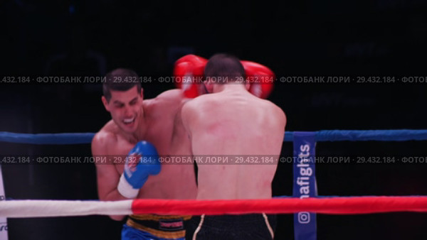 KAZAN, RUSSIA - OCTOBER 27, 2018. The championship on fighting by the rules TNA, in the city of Kazan, TATNEFT ARENA. Wrestlers in action. Good hit in the head. Редакционное видео, видеограф Константин Шишкин / Фотобанк Лори