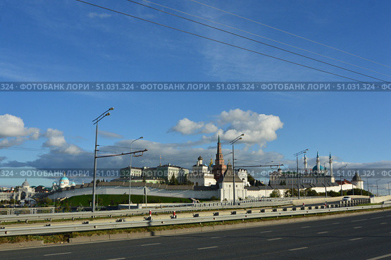 Казань. Вид на Казанский кремль с автотрассы на Кремлёвской дамбе. Стоковое фото, фотограф Клавдия Васильева / Фотобанк Лори