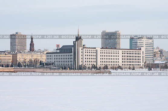 Казань. Вид на здание ТатЭнерго, оз. Кабан (2013 год). Редакционное фото, фотограф Андрей Ижаковский / Фотобанк Лори