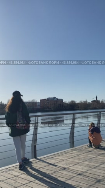 Казань. Взрослые и ребенок рыбачат на озере "Кабан" в солнечный день (2023 год). Редакционное видео, видеограф Анастасия / Фотобанк Лори