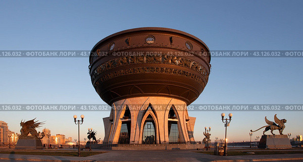 Казань. ЗАГС в виде большого Казана (2023 год). Редакционное фото, фотограф Литвяк Игорь / Фотобанк Лори