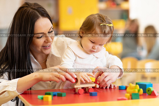 Kid with mother play with colorful wooden block toys on table. Стоковое фото, фотограф Оксана Кузьмина / Фотобанк Лори
