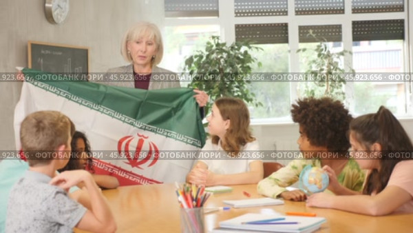 Kids learning together about iran in geography class. Стоковое видео, видеограф Яков Филимонов / Фотобанк Лори