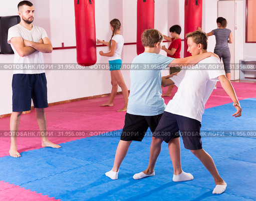 Kids practicing in pair self-protection. Стоковое фото, фотограф Яков Филимонов / Фотобанк Лори