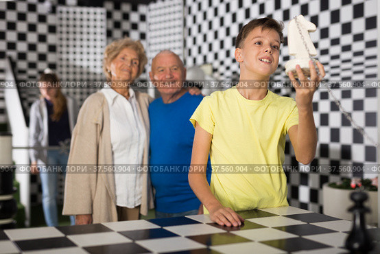 Kids solving riddles in escape room and grandparents watching them. Стоковое фото, фотограф Яков Филимонов / Фотобанк Лори