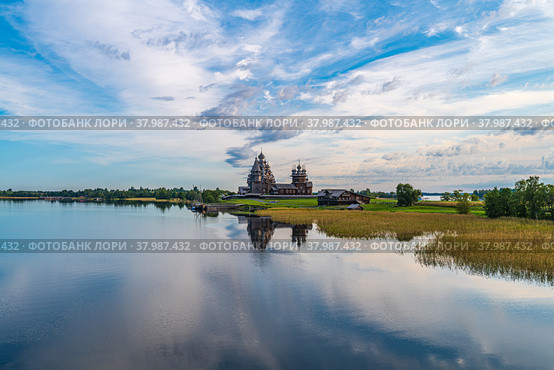 Kind of Kizhi churchyard from the lake (2021 год). Редакционное фото, фотограф Михаил Аккуратoв / Фотобанк Лори