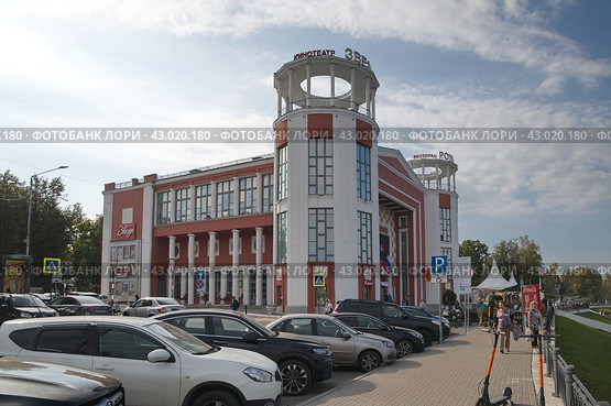 Кинотеатр "Звезда" в городе Твери, Россия (2023 год). Редакционное фото, фотограф Елена Коромыслова / Фотобанк Лори
