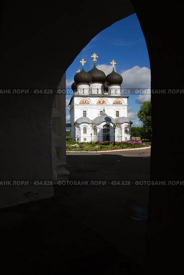Киров. Вятка. Собор Успения Богородицы. Вид из под арки. (2008 год). Стоковое фото, фотограф Ольга Визави / Фотобанк Лори