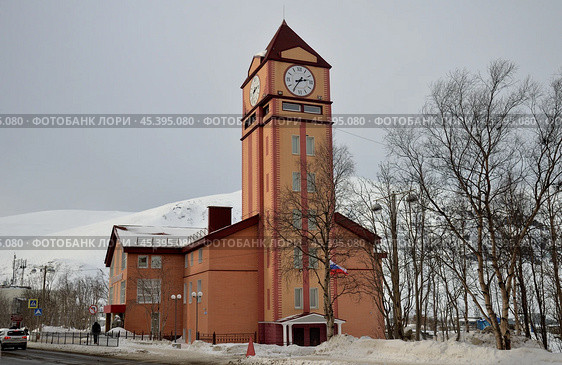 Kirovsk, Murmansk region, Russia, March 18, 2024: Museum and Exhibition Сenter of JSC Apatit with clock tower on Lenin Avenue. Редакционное фото, фотограф Алексей Антипов / Фотобанк Лори