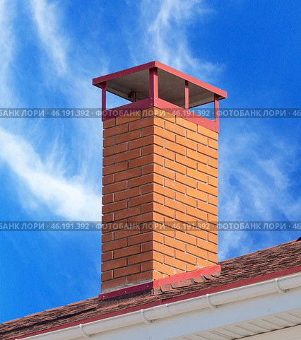 Кирпичная дымовая труба на фоне голубого неба. Brick smokestack isolated on background of blue sky. Стоковое фото, фотограф Татьяна Д / Фотобанк Лори