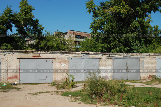 Кирпичные гаражи. 6-й микрорайон. Город Лыткарино. Московская область (2011 год). Редакционное фото, фотограф lana1501 / Фотобанк Лори