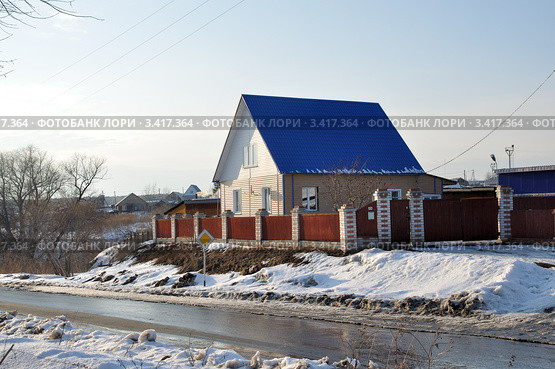 Кирпичный коттедж с синей крышей (2012 год). Стоковое фото, фотограф Александр Тараканов / Фотобанк Лори