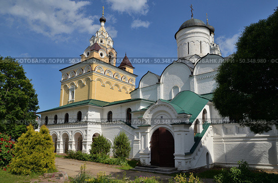 Kirzhach, Vladimir Region, Russia, June 17, 2025: Cathedral in honor of Annunciation of Blessed Virgin Mary of late 15th – early 16th centuries and Church of All-Merciful Savior of 1656 with burial vault of Miloslavsky boyars, Annunciation Convent of Russian Orthodox Church. Редакционное фото, фотограф Алексей Антипов / Фотобанк Лори