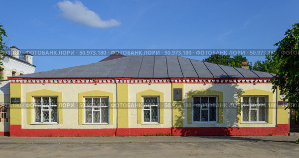 Kirzhach, Vladimir Region, Russia, June 17, 2025:  Former building of Inn of early 19th century in city center with memorial plaque that P.I. Bagration stayed here, Gagarin Street, 36. Редакционное фото, фотограф Алексей Антипов / Фотобанк Лори