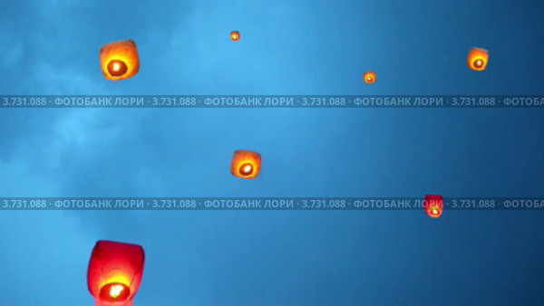 Китайские фонарики в сумеречном небе. Стоковое видео, видеограф Losevsky Pavel / Фотобанк Лори