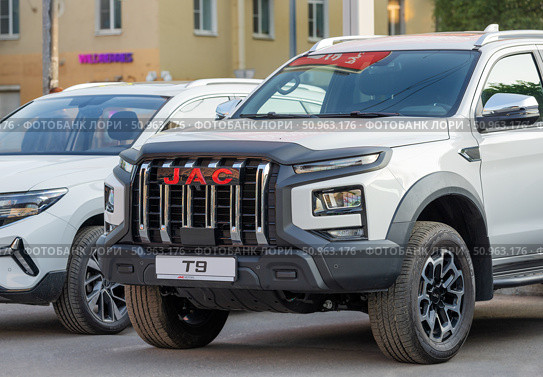 Китайский автомобиль JAC Motors. Выставленный экземпляр легковой машины с пробегом на продажу в салоне. Редакционное фото, фотограф Grigory_Gez / Фотобанк Лори