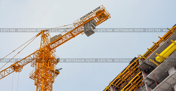 Китайский башенный кран Zoomlion (2015 год). Редакционное фото, фотограф Евгений Мухортов / Фотобанк Лори
