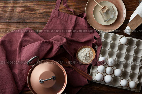 Kitchen utensils and ingredients for making a pie on an old wooden table with an apron.. Ingredients for pie. Стоковое фото, агентство Ingram Publishing / Фотобанк Лори