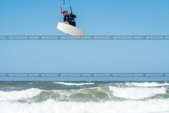 Kiteboarder enjoy surfing on a sunny day. Стоковое фото, агентство Ingram Publishing / Фотобанк Лори