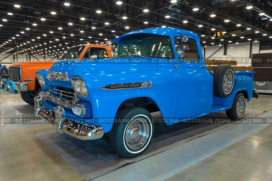 Классический американский пикап Chevrolet Apache 1958 модельного года на выставке ретро автомобилей "Олдтаймер-Галерея". Экспофорум, Санкт-Петербург (2022 год). Редакционное фото, фотограф Виктор Карасев / Фотобанк Лори