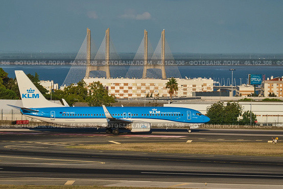 KLM Boeing 737-8K2 passenger plane taxi on runway in Humberto Delgado Airport in Lisbon (2023 год). Редакционное фото, фотограф Дмитрий Рухленко / Фотобанк Лори