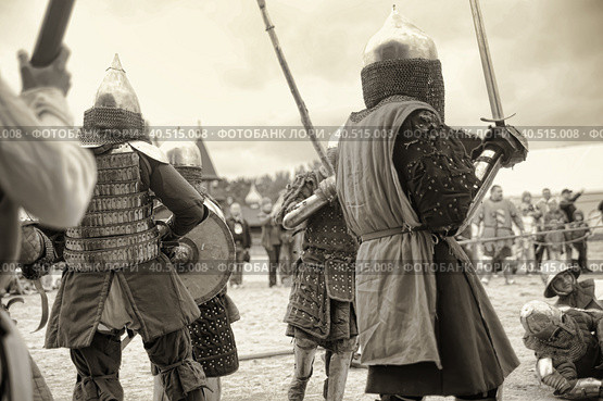 Knights in armor during the battle at the Russian Fortress festival of historical reconstruction (2012 год). Редакционное фото, фотограф Анна Кривицкая / Фотобанк Лори