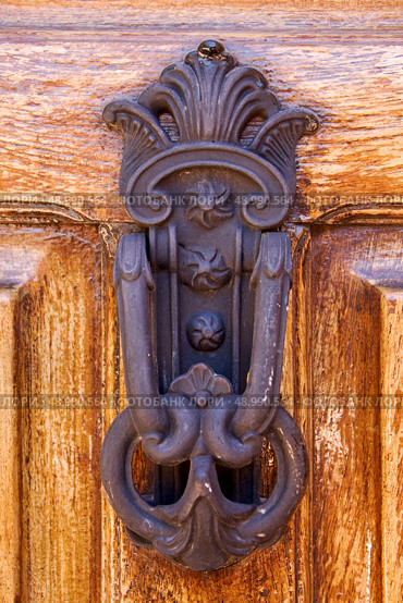 knocker in door closed  la boca  buenos aires argentina. Стоковое фото, агентство Ingram Publishing / Фотобанк Лори