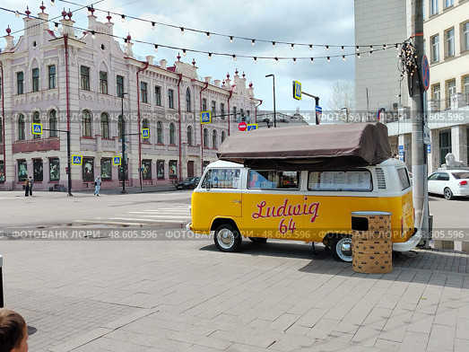 Кофейня из фургона Volkswagen на городской улице Красноярска. Редакционное фото, фотограф Михаил Павлов / Фотобанк Лори