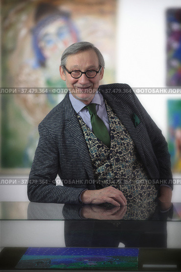 Коллекционер, профессор, доктор медицины Владимир Цурко на фоне картины Кати Медведевой (2022 год). Редакционное фото, фотограф Дмитрий Неумоин / Фотобанк Лори