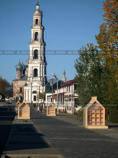 Колокольня в Юрьевце на фоне летнего неба, Старинная колокольня Юрьевца в лучах заката, Архитектурное наследие Юрьевца — колокольня храма, Историческая колокольня в центре Юрьевца, Силуэт колокольни на фоне Волги, Колокольня старинного храма в Юрьевце, Колокольня на берегу Волги, Юрьевецкая колокольня среди русской природы. Стоковое фото, фотограф Сергей Расторгуев / Фотобанк Лори