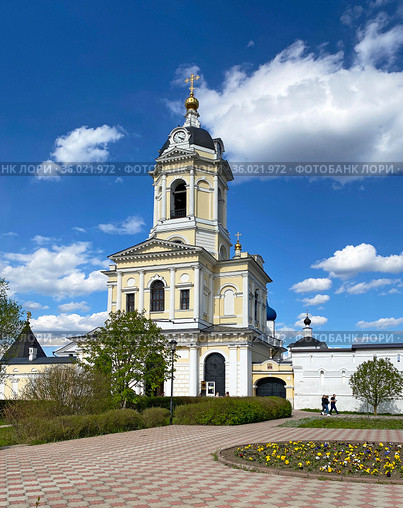 Колокольня Высоцкого монастыря, Серпухов (2021 год). Редакционное фото, фотограф Мария Кылосова / Фотобанк Лори