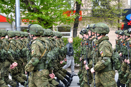 Колонна курсантов ТВИКУ маршируют на параде. День Победы, Город Тюмень (2017 год). Редакционное фото, фотограф Александр Тараканов / Фотобанк Лори