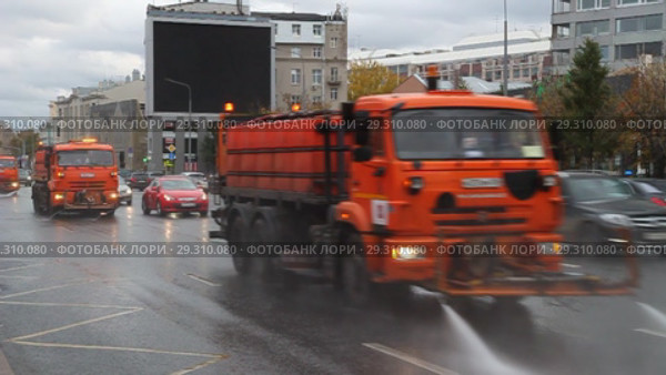 Колонна поливальных машин на Новом Арбате в Москве (2018 год). Редакционное видео, видеограф Сергей Соболев / Фотобанк Лори
