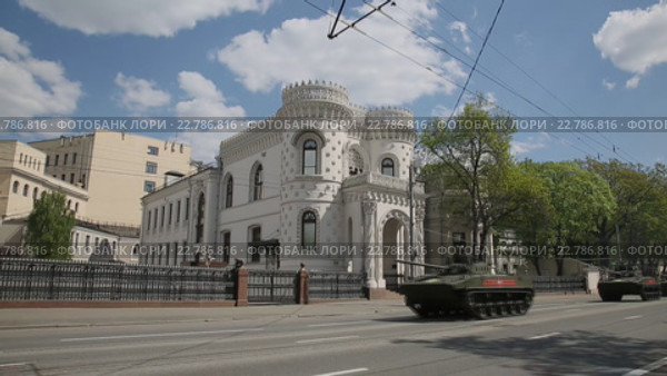 Колонна российских  многоцелевых десантных бронетранспортеров  БТР-МДМ "Ракушка" и боевых машин десанта БМД-4М, участвовавших в генеральной репетиции Парада Победы на Красной площади 7 мая 2016. Редакционное видео, видеограф Наталья Волкова / Фотобанк Лори