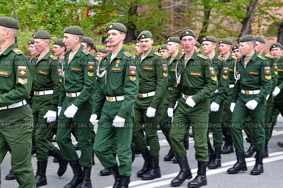 Колонна военнослужащих маршируют на параде. День Победы. Город Тюмень (2017 год). Редакционное фото, фотограф Александр Тараканов / Фотобанк Лори