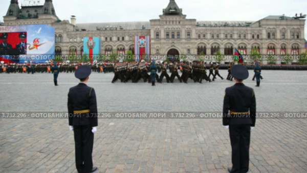 Колонны военных под флагом Азербайджана и Армении маршируют по Красной площади (2011 год). Редакционное видео, видеограф Losevsky Pavel / Фотобанк Лори