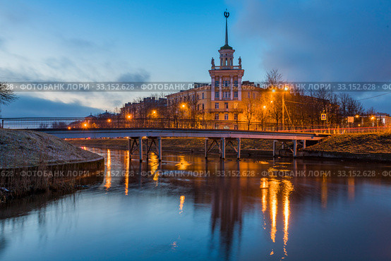 Колпино. Санкт-Петербург. Дом с башней (2020 год). Редакционное фото, фотограф Литвяк Игорь / Фотобанк Лори