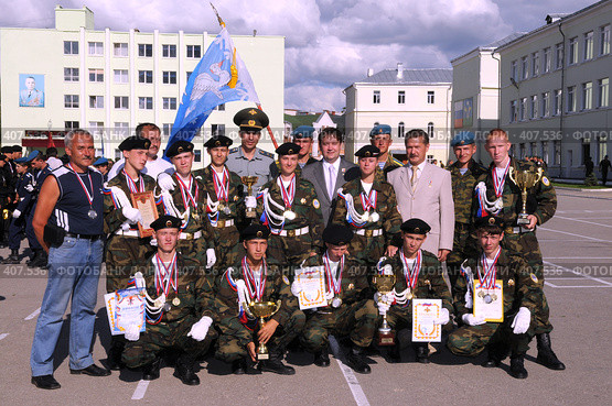 Команда республики Марий Эл, занявшая 2 место в военно-спортивной игре "Победа" (2008 год). Редакционное фото, фотограф Юрий Шпинат / Фотобанк Лори