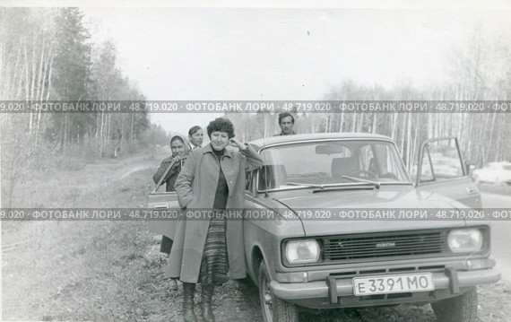 Компания людей у автомобиля Москвич на просёлочной дороге, 1970-е гг. Стоковое фото, фотограф Retro / Фотобанк Лори