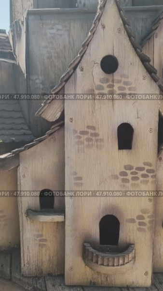 Композиция из деревянных домиков для птиц в Битцевском парке в Ясенево. Редакционное видео, видеограф Светлана Русских / Фотобанк Лори