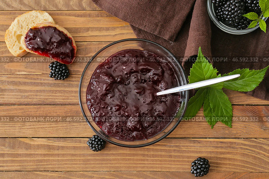 Композиция с миской вкусного ежевичного джема, ягодами и бутербродами на деревянном фоне. Стоковое фото, фотограф Pixel_shot / Фотобанк Лори