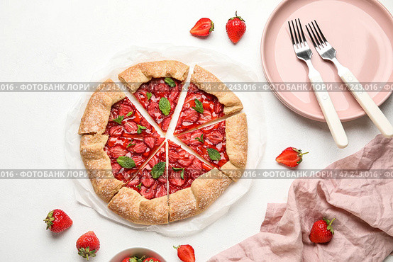 Композиция с вкусной клубничной галетой и ягодами на светлом фоне. Стоковое фото, фотограф Pixel_shot / Фотобанк Лори