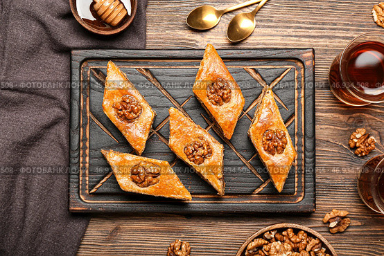 Композиция с вкусной пахлавой на деревянном фоне. Стоковое фото, фотограф Pixel_shot / Фотобанк Лори