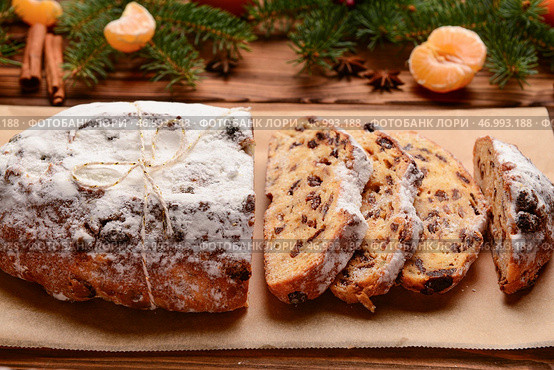Композиция с вкусным рождественским штолленом на деревянном фоне. Стоковое фото, фотограф Pixel_shot / Фотобанк Лори