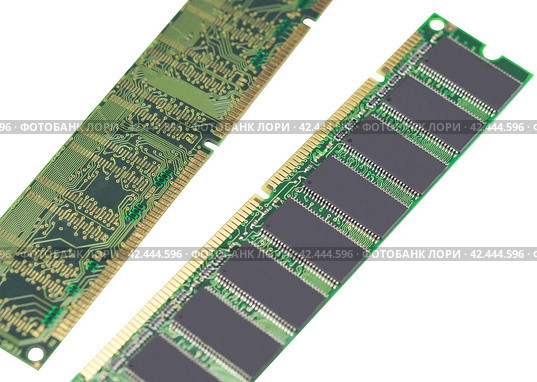 Компьютерные модули оперативной памяти на белом фоне. Computer RAM module on white background. Стоковое фото, фотограф Татьяна Д / Фотобанк Лори