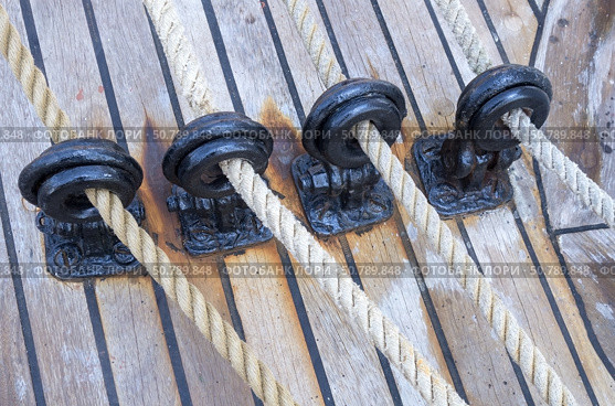 Корабельный блок с канатом на палубе парусного корабля. A ship's block with a rope on the deck of a sailing ship. Стоковое фото, фотограф Татьяна Д / Фотобанк Лори