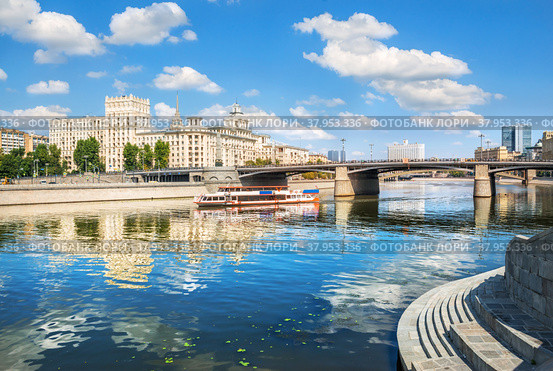 Корабль на Москве-реке и мост Бородинский, Москва (2022 год). Стоковое фото, фотограф Baturina Yuliya / Фотобанк Лори