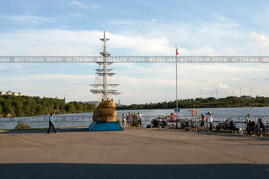 Корабль-парусник на берегу Семёновского озера. Культурно-парковый комплекс имени О. П. Найдёнова. Мурманск (2023 год). Редакционное фото, фотограф Сергей Афанасьев / Фотобанк Лори