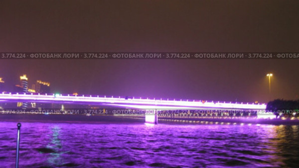 Корабли идут по реке Перл на фоне освещенного моста, таймлапс. Стоковое видео, видеограф Losevsky Pavel / Фотобанк Лори